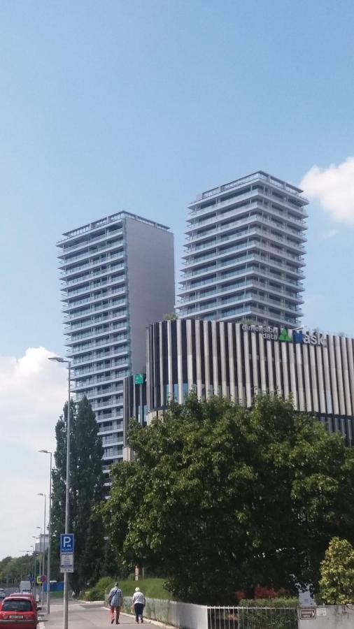 H+ Apartman Letiste Praha Apartment Exterior foto